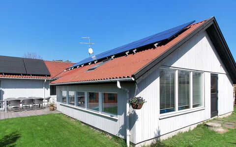 Elisabeth - 400M from the Sea: Svømmepøl, Udendørs Møbler, Møbel, Udvej, Flise, Eco Hotel, Skygge, Stol, Fritid, Estate