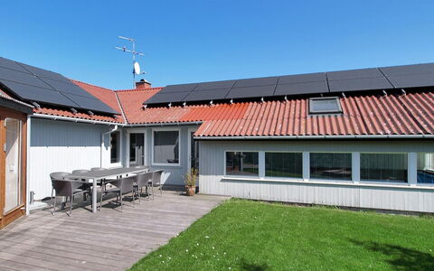 Elisabeth - 400M from the Sea: Svømmepøl, Udendørs Møbler, Møbel, Udvej, Flise, Eco Hotel, Skygge, Stol, Fritid, Estate