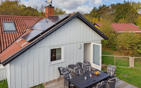 Elisabeth - 400M from the Sea: Svømmepøl, Udendørs Møbler, Møbel, Udvej, Flise, Eco Hotel, Skygge, Stol, Fritid, Estate