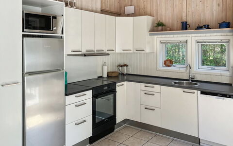Ila - 500M from the Sea: Køkken Apparat, Køkken, Countertop, Større Bandage, Cabinetry, Indretning, Gulvbelægning, Træ, Husholdningsapparat, Møbel