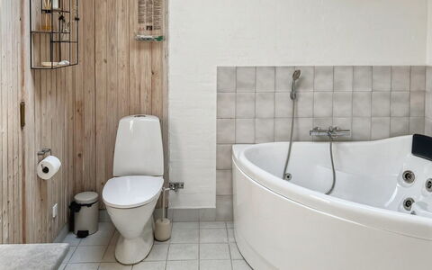 Ila - 500M from the Sea: Badeværelse, Sanitærarmatur, Gulvbelægning, Indretning, Etage, Toilet, Toiletbræt, Tap, Håndvask, Vvs