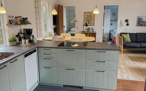 Alde - 300M from the Sea: Træ, Køkken, Gulvbelægning, Cabinetry, Countertop, Møbel, Indretning, Etage, Skuffe, Køkken Apparat