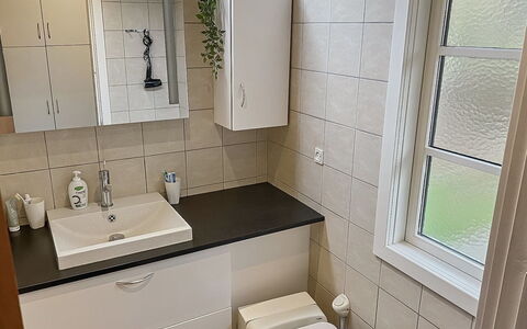 Alde - 300M from the Sea: Badeværelsesvask, Sanitærarmatur, Håndvask, Badeværelse, Badeværelsesskab, Cabinetry, Gulvbelægning, Indretning, Tap, Etage
