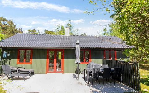 Franzine - 200M from the Sea: Sommerhus, Have, Sidespor, Garden Bygninger, Skygge, Gård, Backyard, Lawn, Stuehus, Landscaping
