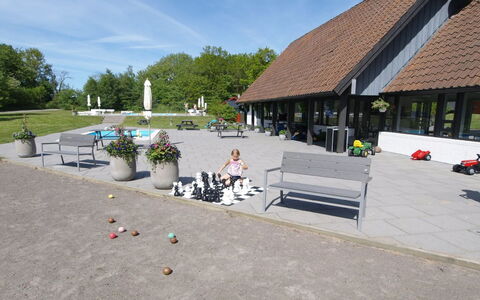 Franzine - 200M from the Sea: Sommerhus, Have, Sidespor, Garden Bygninger, Skygge, Gård, Backyard, Lawn, Stuehus, Landscaping
