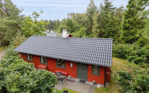 Nahuel - 200M from the Sea: Træ, Tag, Sommerhus, Bjælkehytte, Estate, Bjælke, Tømmer, Veranda, Design, Hårdttræ