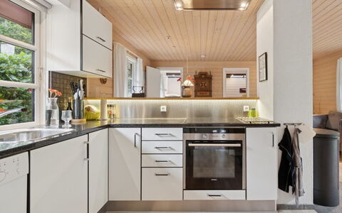 Nahuel - 200M from the Sea: Køkken, Countertop, Køkken Apparat, Gulvbelægning, Indretning, Større Bandage, Træ, Cabinetry, Møbel, Loft
