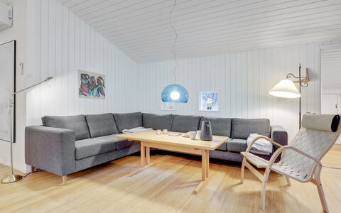 Gaja - 1Km from the Sea: Træ, Gulvbelægning, Indretning, Møbel, Etage, Hjem, Stue, Trægulve, Couch, Loft