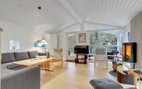 Gaja - 1Km from the Sea: Indretning, Møbel, Gulvbelægning, Couch, Træ, Etage, Loft, Stue, Værelse, Lysarmatur