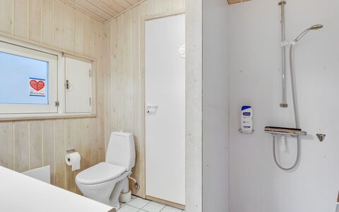 Gaja - 1Km from the Sea: Gulvbelægning, Etage, Træ, Sanitærarmatur, Indretning, Badeværelse, Toilet, Vvs, Værelse, Håndvask