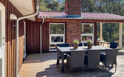 Gaja - 1Km from the Sea: Træ, Veranda, Møbel, Bejdse, Hjem, Dør, Udendørs Møbler, Hårdttræ, Etage, Dæk