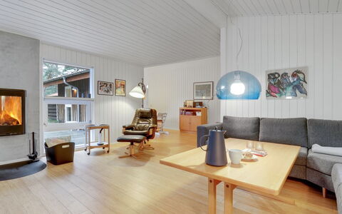 Gaja - 1Km from the Sea: Indretning, Møbel, Gulvbelægning, Træ, Etage, Loft, Stue, Trægulve, Værelse, Lysarmatur