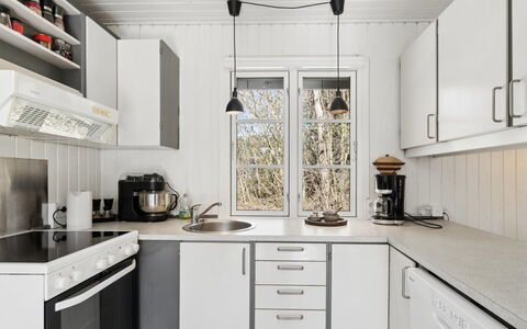 Blakke - 250M from the Sea: Køkken, Køkken Apparat, Countertop, Større Bandage, Indretning, Cabinetry, Husholdningsapparat, Gulvbelægning, Belysning, Køkkenvask
