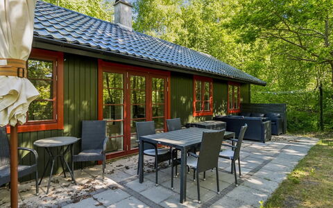 Blakke - 250M from the Sea: Træ, Sommerhus, Skygge, Have, Bejdse, Garden Bygninger, Stol, Backyard, Gård, Hårdttræ