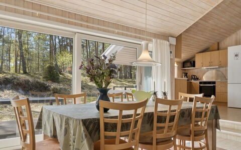 Sylvia - 900M from the Sea: Træ, Tag, Arkitektur, Hjem, Hus, Sommerhus, Sidespor, Hårdttræ, Hældning, Estate