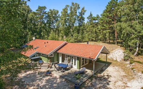 Sylvia - 900M from the Sea: Træ, Tag, Arkitektur, Hjem, Hus, Sommerhus, Sidespor, Hårdttræ, Hældning, Estate