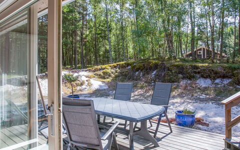 Sylvia - 900M from the Sea: Træ, Tag, Arkitektur, Hjem, Hus, Sommerhus, Sidespor, Hårdttræ, Hældning, Estate