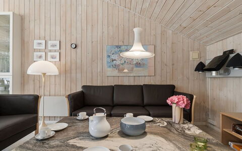 Sylvia - 900M from the Sea: Træ, Tag, Arkitektur, Hjem, Hus, Sommerhus, Sidespor, Hårdttræ, Hældning, Estate