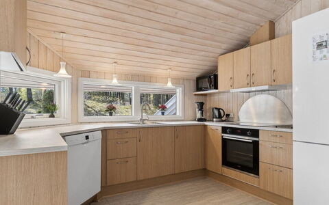 Sylvia - 900M from the Sea: Indretning, Træ, Gulvbelægning, Loft, Køkken, Countertop, Etage, Værelse, Lysarmatur, Cabinetry