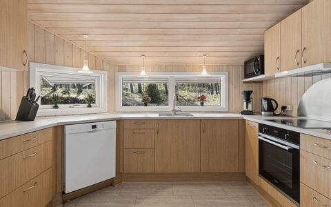 Sylvia - 900M from the Sea: Gulvbelægning, Køkken, Træ, Indretning, Countertop, Loft, Etage, Cabinetry, Værelse, Bejdse