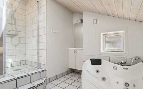 Sylvia - 900M from the Sea: Sanitærarmatur, Indretning, Gulvbelægning, Etage, Badeværelse, Loft, Badekar, Vvs, Værelse, Tap