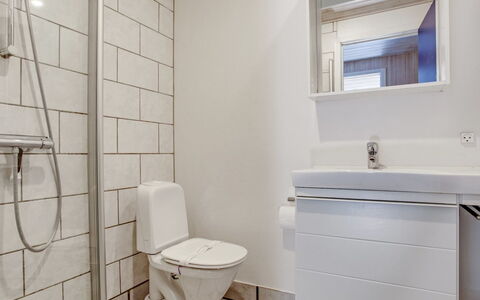 Sylvia - 900M from the Sea: Toiletbræt, Gulvbelægning, Etage, Sanitærarmatur, Toilet, Badeværelse, Indretning, Vvs, Loft, Flise