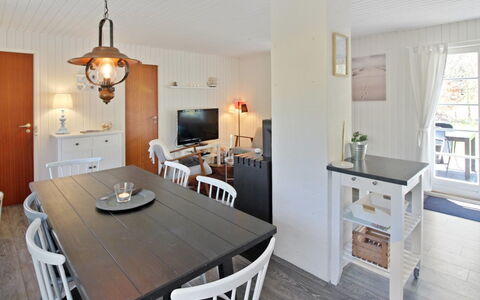 Ronja - 300M from the Sea: Møbel, Indretning, Gulvbelægning, Træ, Etage, Loft, Stol, Køkken & Spisebord, Bord, Spisestue