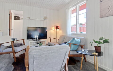 Ronja - 300M from the Sea: Gulvbelægning, Møbel, Indretning, Træ, Etage, Stue, Trægulve, Loft, Hjem, Couch