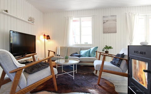 Ronja - 300M from the Sea: Møbel, Gulvbelægning, Indretning, Etage, Trægulve, Træ, Stue, Couch, Værelse, Hjem