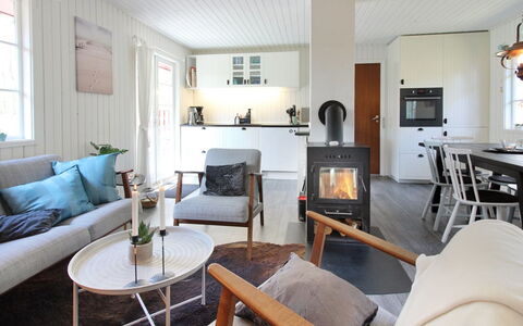 Ronja - 300M from the Sea: Møbel, Gulvbelægning, Indretning, Etage, Træ, Stue, Trægulve, Værelse, Loft, Couch