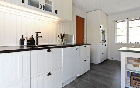 Ronja - 300M from the Sea: Træ, Køkken, Cabinetry, Countertop, Køkken Apparat, Skab, Skuffe, Større Bandage, Hårdttræ, Husholdningsapparat
