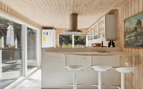Minka - 1.5Km from the Sea: Indretning, Gulvbelægning, Træ, Etage, Loft, Køkken, Møbel, Countertop, Lysarmatur, Belysning