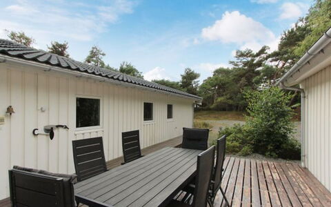 Minka - 300M from the Sea: Træ, Hus, Sommerhus, Hjem, Tag, Landdistrikt, Sidespor, Bjælkehytte, Garden Bygninger, Hårdttræ