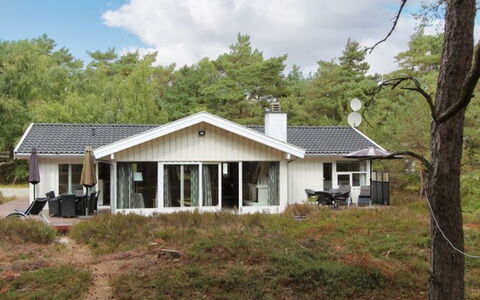 Minka - 300M from the Sea: Træ, Hus, Sommerhus, Hjem, Tag, Landdistrikt, Sidespor, Bjælkehytte, Garden Bygninger, Hårdttræ