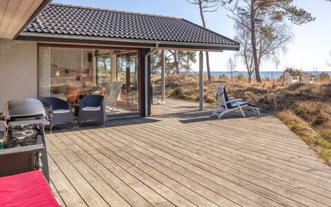 Unto - 25M from the Sea: Hus, Sommerhus, Tag, Garden Bygninger, Skygge, Skur, Backyard, Udendørs Møbler, Gård, Lawn