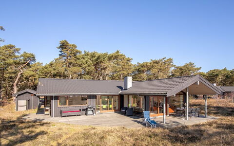 Unto - 25M from the Sea: Hus, Sommerhus, Tag, Garden Bygninger, Skygge, Skur, Backyard, Udendørs Møbler, Gård, Lawn