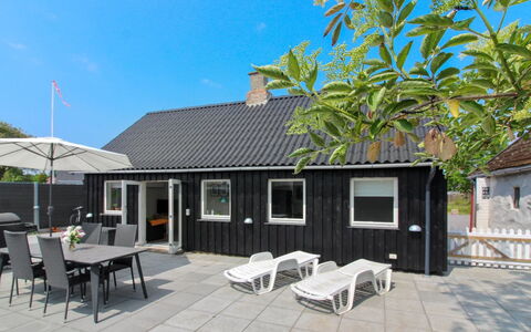 Brawith - 250M from the Sea: Bygning, Hus, Vindue, Hjem, Tag, Boligområde, Busk, Sommerhus, Land Lot