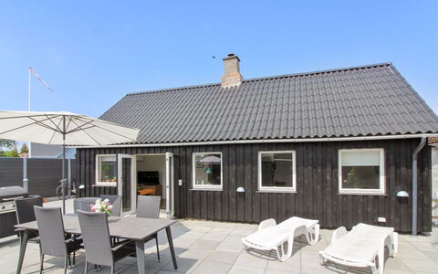 Brawith - 250M from the Sea: Bygning, Hus, Vindue, Hjem, Tag, Boligområde, Busk, Sommerhus, Land Lot