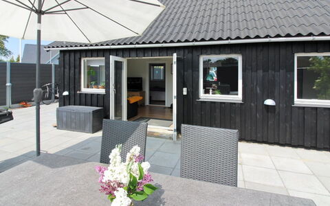 Brawith - 250M from the Sea: Bygning, Hus, Vindue, Hjem, Tag, Boligområde, Busk, Sommerhus, Land Lot