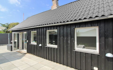 Brawith - 250M from the Sea: Bygning, Hus, Vindue, Hjem, Tag, Boligområde, Busk, Sommerhus, Land Lot