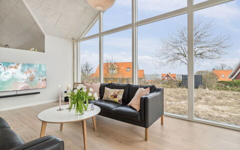 Skoge - 500M from the Sea: Gulvbelægning, Træ, Indretning, Etage, Trægulve, Loft, Møbel, Hjem, Stue, Couch