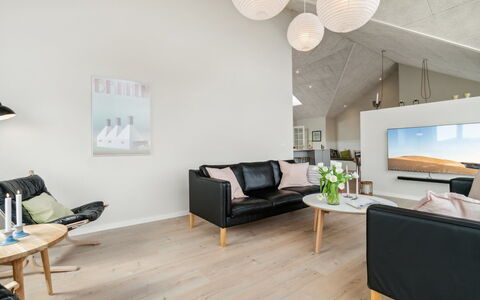 Skoge - 500M from the Sea: Møbel, Indretning, Couch, Gulvbelægning, Stue, Etage, Træ, Loft, Lysarmatur, Værelse