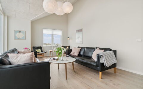 Skoge - 500M from the Sea: Indretning, Gulvbelægning, Møbel, Couch, Etage, Træ, Stue, Loft, Trægulve, Værelse