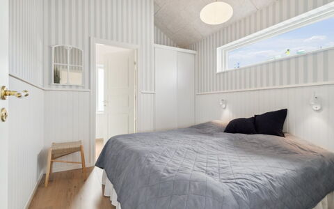Skoge - 500M from the Sea: Træ, Gulvbelægning, Loft, Etage, Indretning, Soveværelse, Seng, Trægulve, Værelse