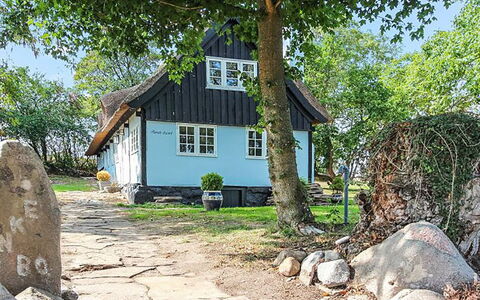 Nyyrikki - 100M from the Sea: Møbel, Indretning, Stol, Gulvbelægning, Bord, Udvej, Etage, Loft, Værelse, Eco Hotel