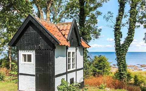 Nyyrikki - 100M from the Sea: Møbel, Indretning, Stol, Gulvbelægning, Bord, Udvej, Etage, Loft, Værelse, Eco Hotel