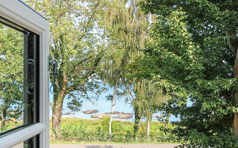Nyyrikki - 100M from the Sea: Møbel, Indretning, Stol, Gulvbelægning, Bord, Udvej, Etage, Loft, Værelse, Eco Hotel