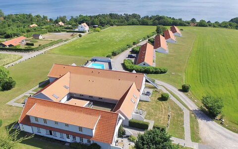 Frederique - 400M from the Sea: Træ, Hus, Sommerhus, Hjem, Tag, Landdistrikt, Sidespor, Bjælkehytte, Garden Bygninger, Hårdttræ