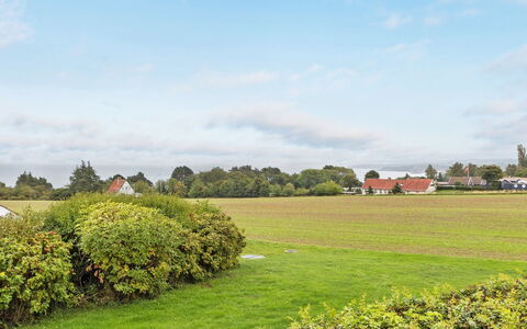Frederique - 400M from the Sea: Møbel, Indretning, Lejlighed, Gulvbelægning, Etage, Bord, Stol, Værelse, Hjem, Køkken & Spisebord