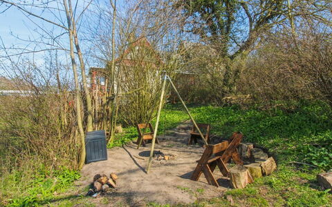Anina - 400M from the Sea: Træ, Hus, Sommerhus, Hjem, Tag, Landdistrikt, Sidespor, Bjælkehytte, Garden Bygninger, Hårdttræ